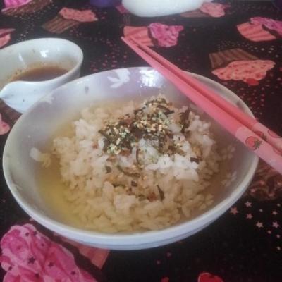 gegarneerde rijst met groene thee (ocha-zuke)
