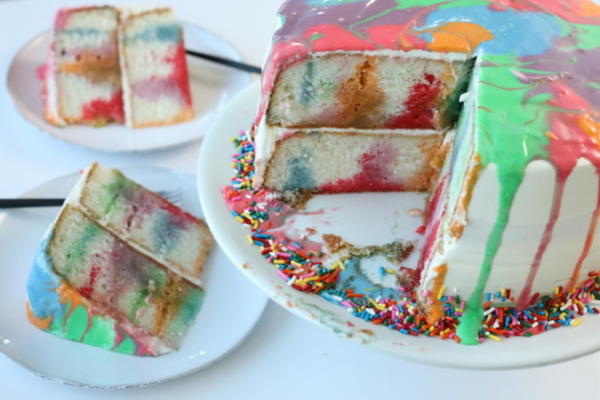 regenboog poke cake