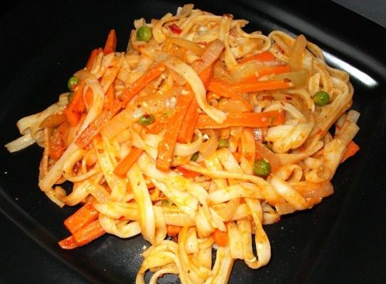 rijstnoedels met tahinensaus en gemengde groenten