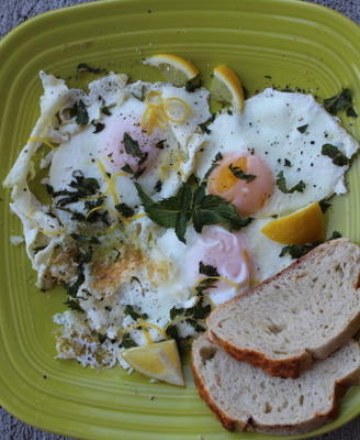 gebakken eieren met knoflook, citroen en munt