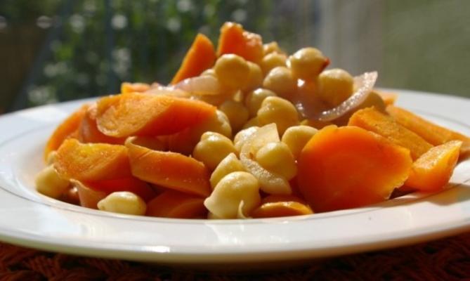 Tunesische geglazuurde salade van kikkererwten en wortels