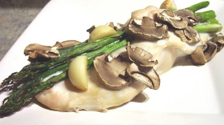 knoflookkip met asperges en champignons