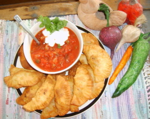 pasteis de carne (gebakken gebak met vleesvulling)