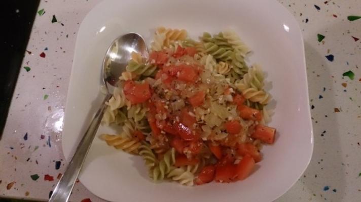 pasta met knoflook, tomaat en basilicum