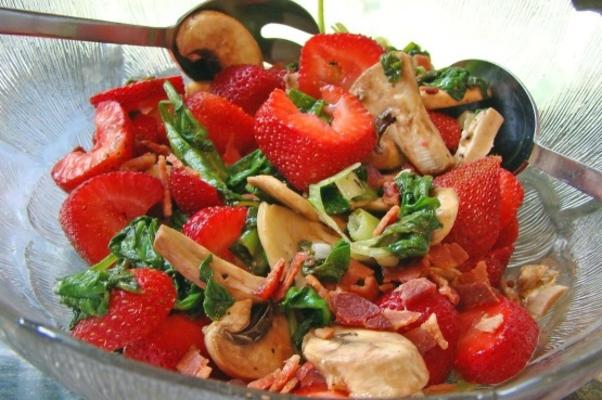 verwelkte spinazie en champignonsalade met spek en aardbeien