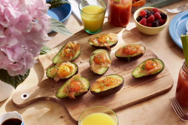 gerookte zalm en avocado gebakken eieren