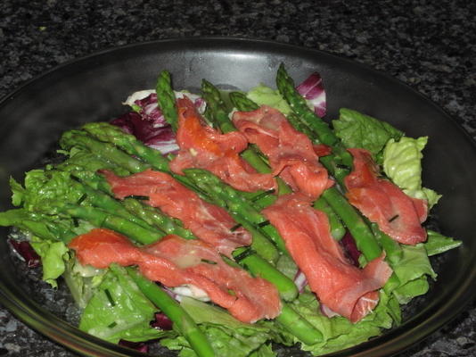 v.Chr. asperges en gerookte zalmsalade met bieslookvinaigrette