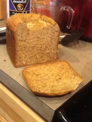 banaan amandelbrood in een broodmachine (schoon)