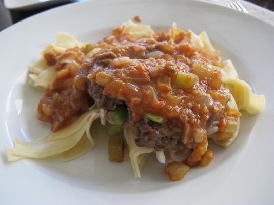 salisbury steakrecept met beboterde einoedels