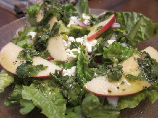 gemengde greens en piandntilde; ata-appelsalade w / cotija voor 1