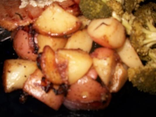 olijf tuin geroosterde aardappelen met rode uien en rozemarijn