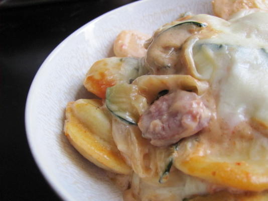 ravioli met gerookte worst, courgette en uien in rosa saus