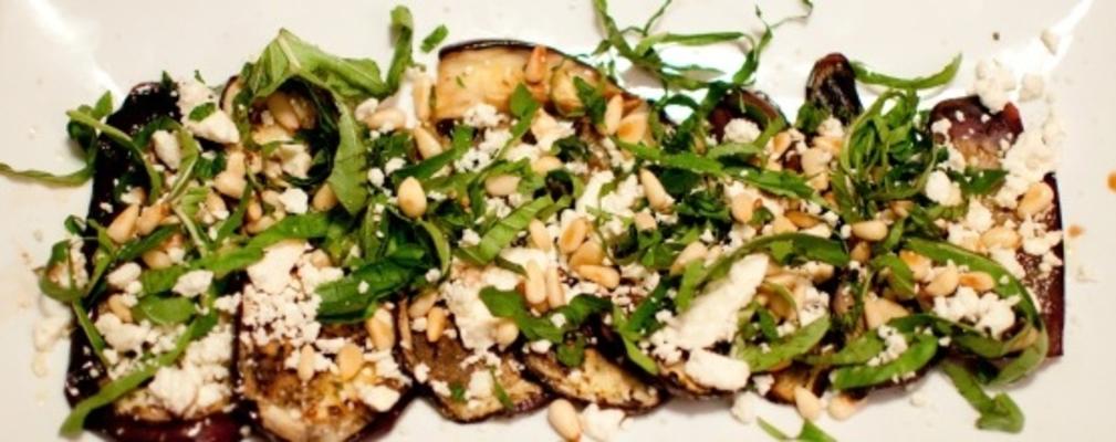 gegrilde aubergine en feta-salade