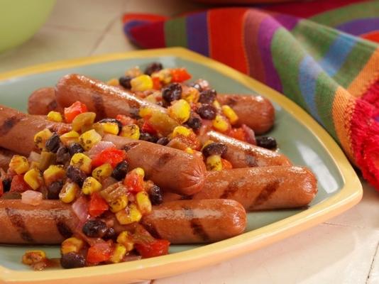 zinderende franks met gegrilde maïs en zwarte bonen