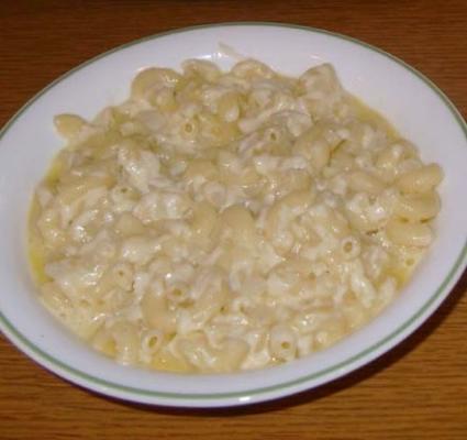 chaeshoernli mit apfelmus - macaroni en kaas met applesauc