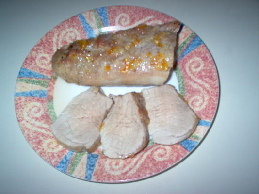 oranje geglaceerd varkensvlees en wortels