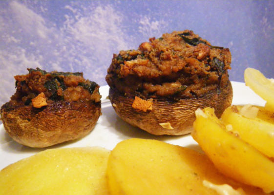 gevulde champignons op aardappelen bed