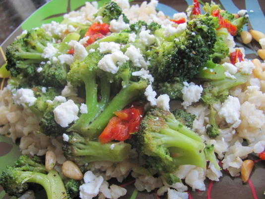 snel gestoofde broccoli met zongedroogde tomaten en geitenkaas