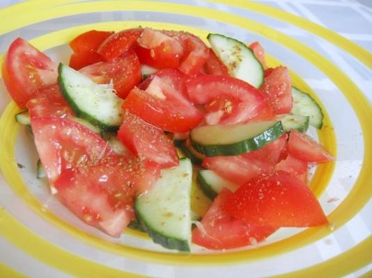 verfrissende salade van komkommer, tomaat en limoen