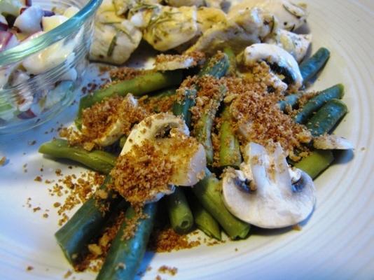groene bonen met champignons en knapperige uienkruimels