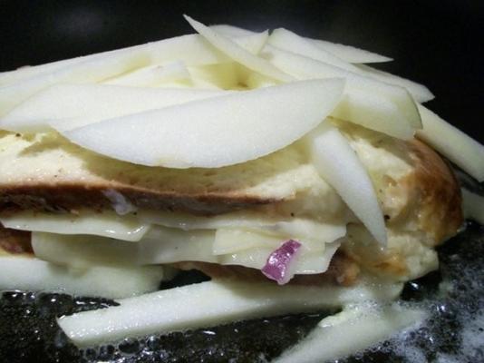 Apple-gruyere Franse toast met rode ui