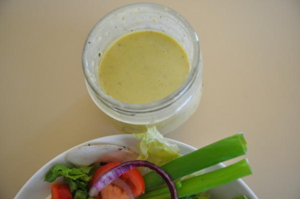 romige caesar salade dressing-verwende chef-kok