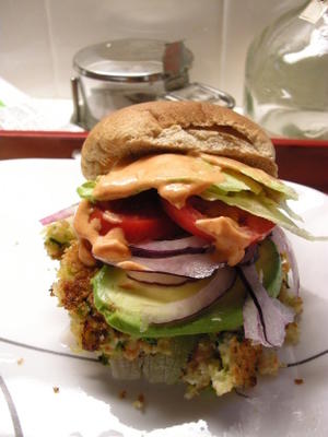 sarasota's garnalenburgers, avocado en een chili limo mayo