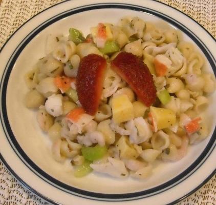 zeevruchten pastasalade met romige aardbeivulling