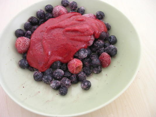 Bramen en wodka sorbet met gemengde bessen