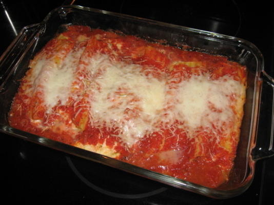 manicotti met broccoli en maneschijn met geroosterde rode pepersaus