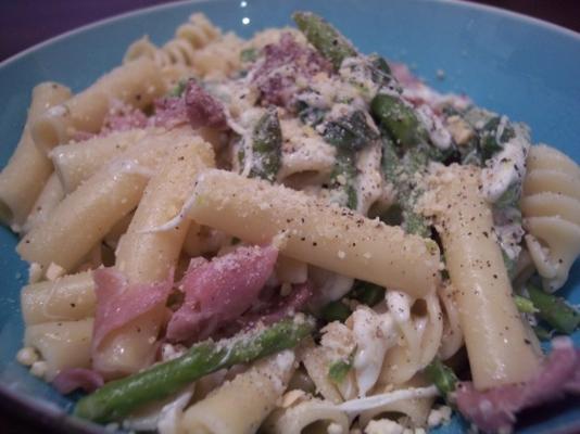 ziti met asperges, gerookte mozzarella en prosciutto