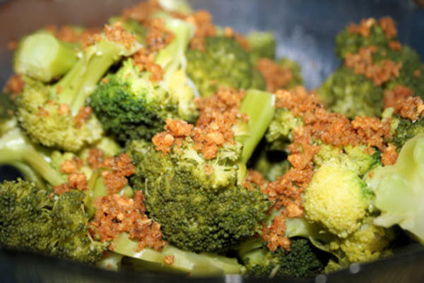 gestoomde broccoli met knoflook en broodkruimels