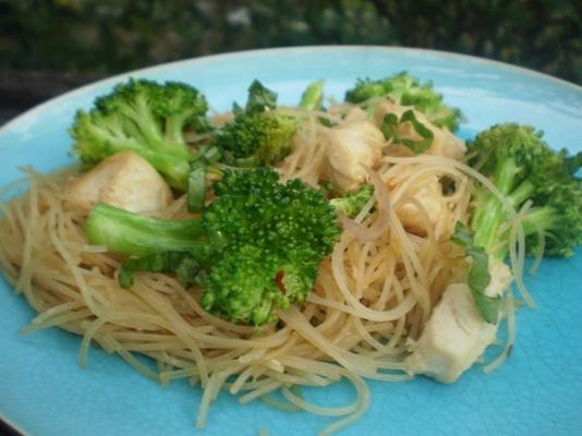 kom met broccoli en kipnoedels