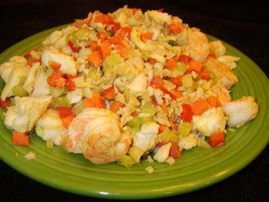 curried zeevruchten en groenten over rijst