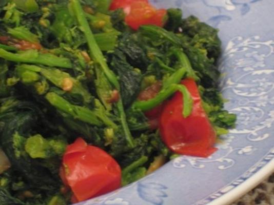 broccoli rabe met knoflook, tomaten en rode paprika