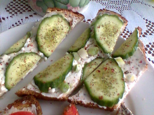 knapperige kaasachtige open komkommersandwiches