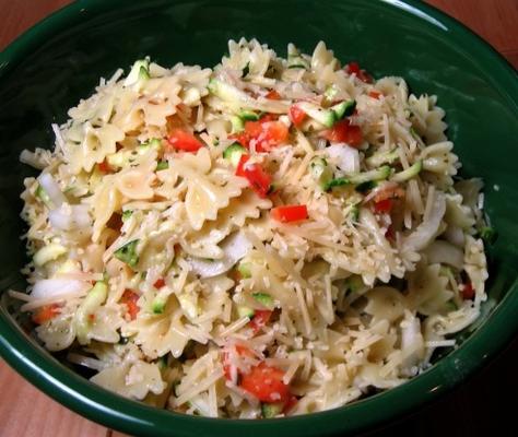 farfalle courgette en paprika in pesto