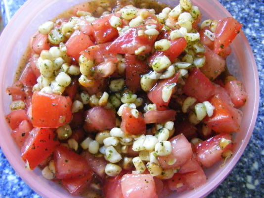 gegrilde maïs, avocado en tomatensalade