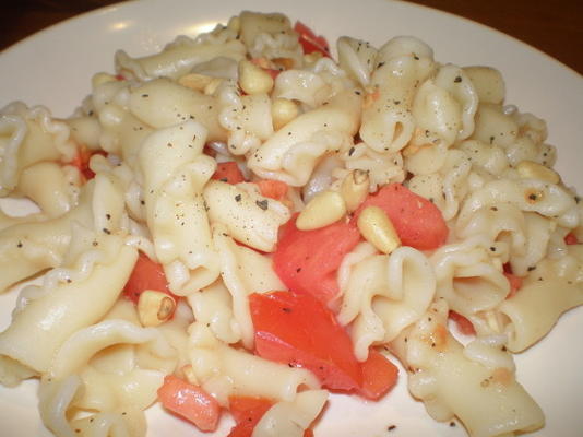 pasta met verse tomaten en pijnboompitten