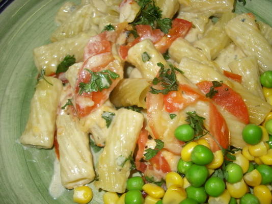 braadpan van fusilli en drie kazen