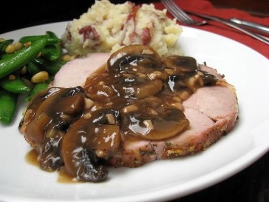 gekruid varkensgebraad met champignonsaus