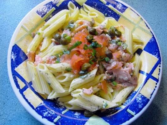 gerookte zalm en kappertjes in een champagnesaus voor pasta