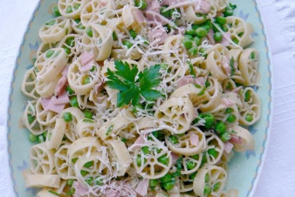 mooie pastasalade met erwten, parmezaanse kaas en ham