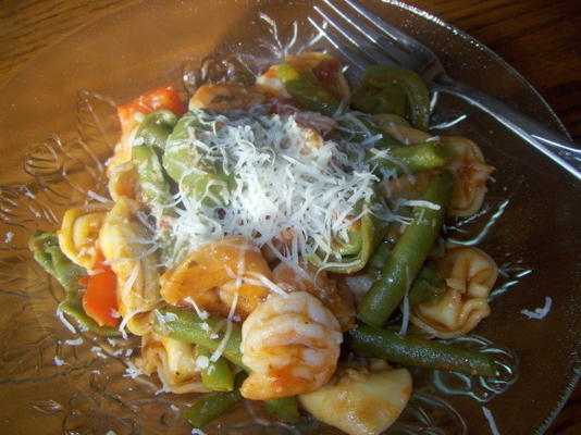tortellini van garnalen met groene bonen en rode pepers
