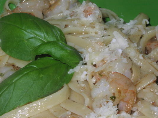 eenvoudige garnalen linguine met basilicum-lookboter