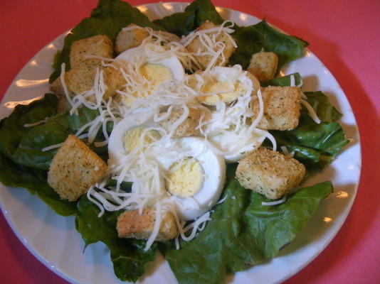 knapperige romainesalade met eieren en croutons