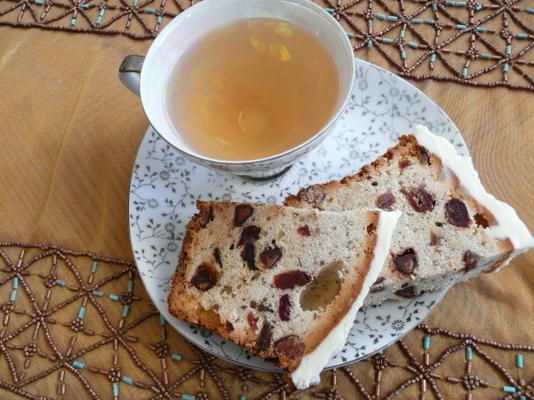 moderne draai aan fruitcake met witte chocolade roomkaasijs