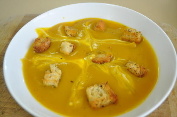 geroosterde butternut squash soep met knapperige croutons