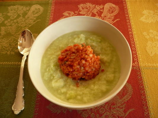 gekoelde komkommer-yoghurt soep met bulgur timbales
