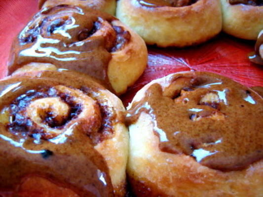 geglaceerde kaneelbroodjes met koffie